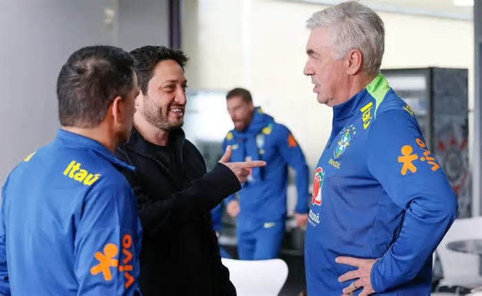 Carlo Ancelotti recebe visita e conversa com Arthur Elias, treinador da Seleção Brasileira Feminina