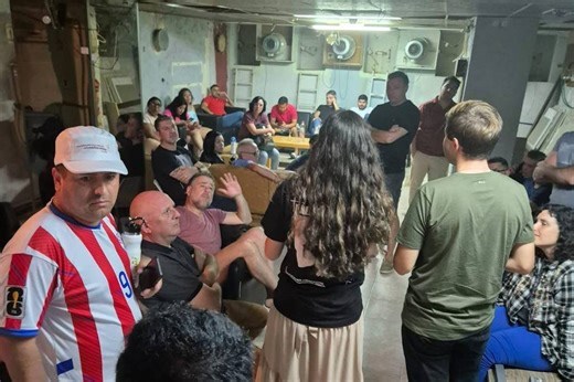 Comitiva de políticos brasileiros em Israel se abriga em bunker durante ataques; veja vídeo