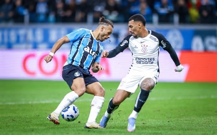 Em jogo de golaços, Grêmio e Corinthians ficam no empate pelo Brasileirão