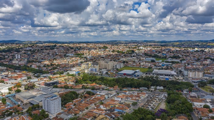 Essa cidade com morangos e flores pode conquistar você