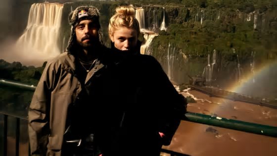 Em Foz, casal Pedro Scooby e Cintia Dicker vivem dias de romance e luxo