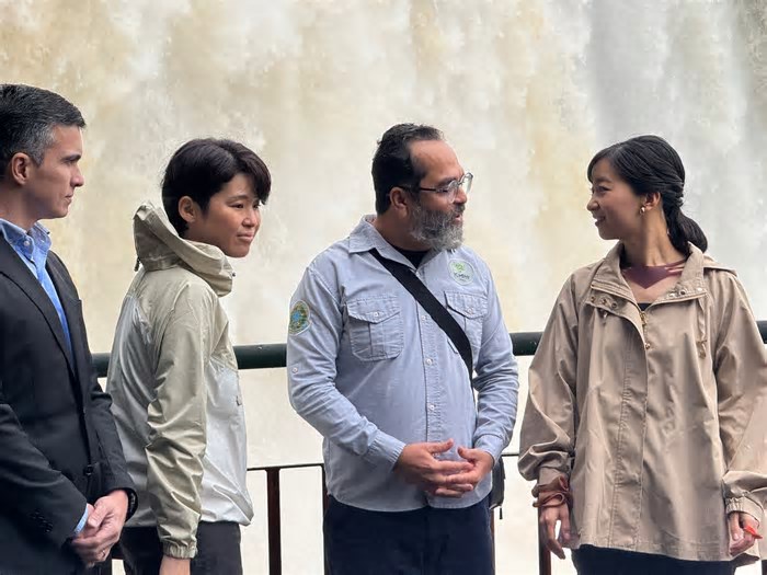 Princesa japonesa Kako de Akishino encerra visita ao Brasil conhecendo as Cataratas do Iguaçu