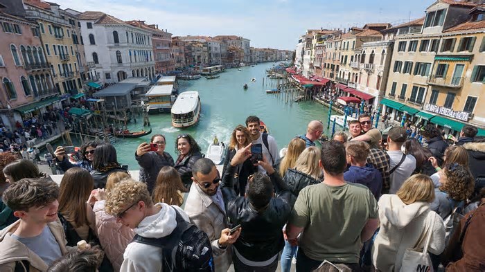 Esta cidade quer salvar todas as cidades do mundo massacradas pelo turismo