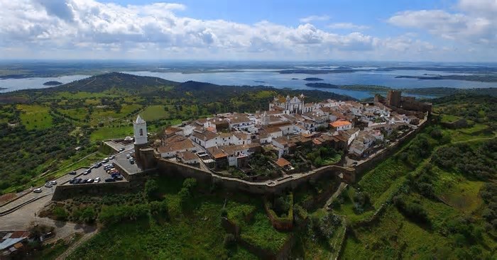 Viajar no tempo em Monsaraz: da vila altaneira ao Alqueva com o céu estrelado como companhia