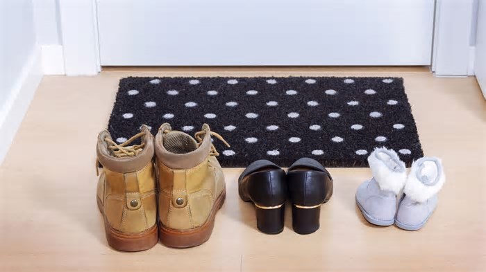Tirar os Sapatos antes de entrar em casa faz bem? Veja o que diz a ciência