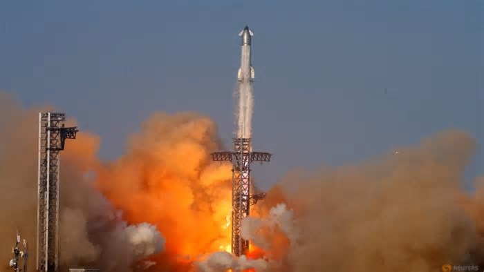 Elon Musk projects SpaceX revenue of about $15.5 billion in 2025