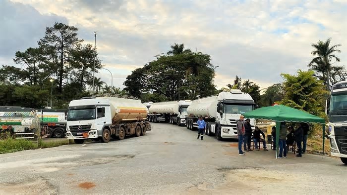 Transportadores de combustíveis entram em greve em MG e forçam negociação com Vibra Energia