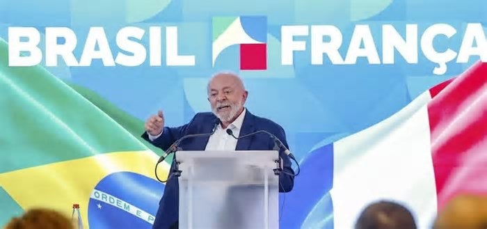 Lula defende viagens ao exterior e explica que