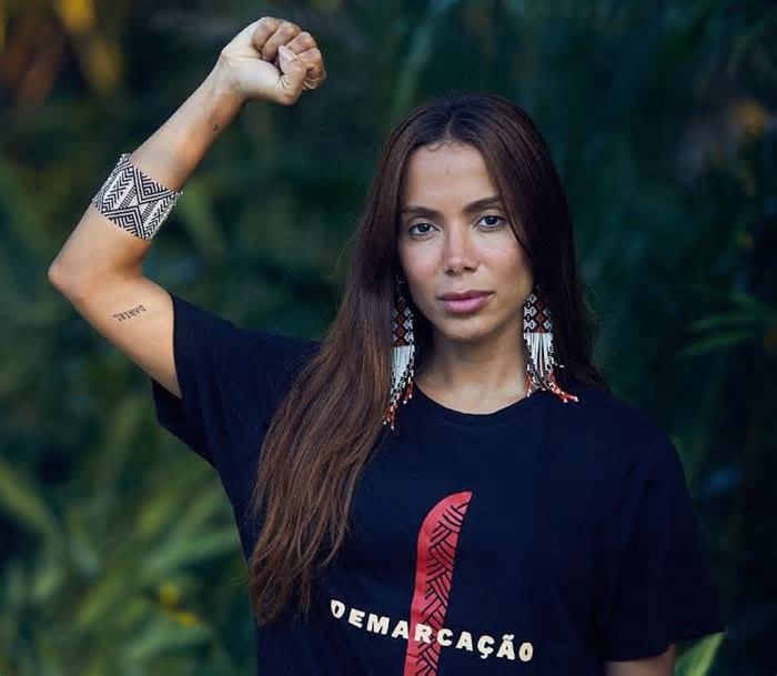 Anitta critica turismo espacial após voo de Katy Perry: “Gasto desnecessário”