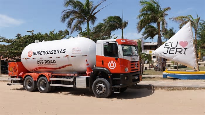 Caminhão VW 6x4 garante entrega de gás de cozinha em Jericoacoara