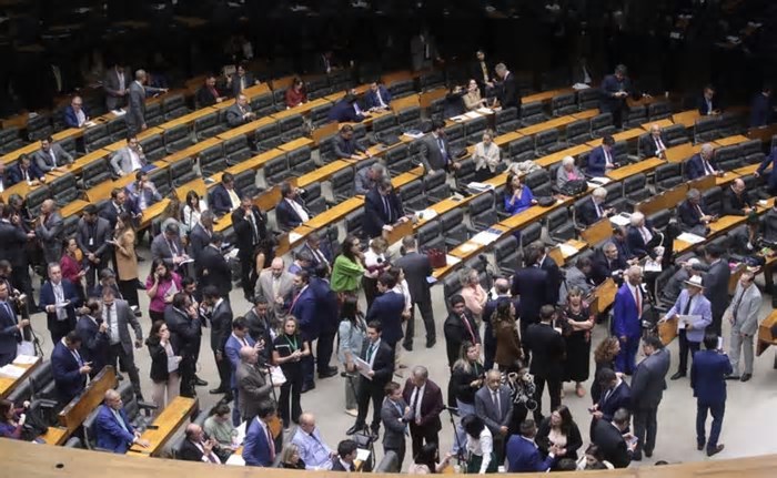 Bilhões em emendas parlamentares circulam sem fiscalização