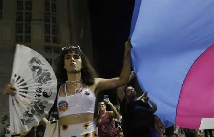 População trans se opõe à nova idade mínima para terapia hormonal