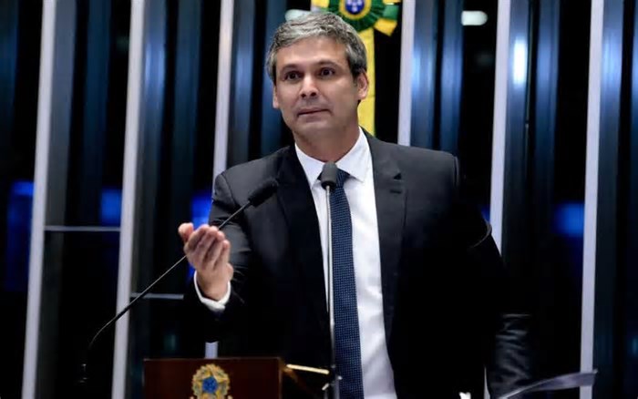 Líder do PT na Câmara vai pedir bloqueio de bens de Bolsonaro por vaquinha para o filho Eduardo