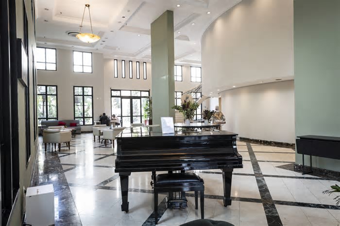Hotel chique de SP põe elevador na piscina e adota tecnologia para ser referência em diversidade
