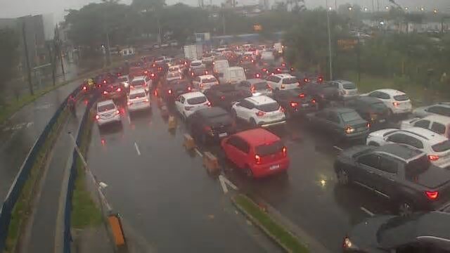 Balsa Santos-Guarujá tem operação lenta devido a ventos fortes e acidente na rodovia