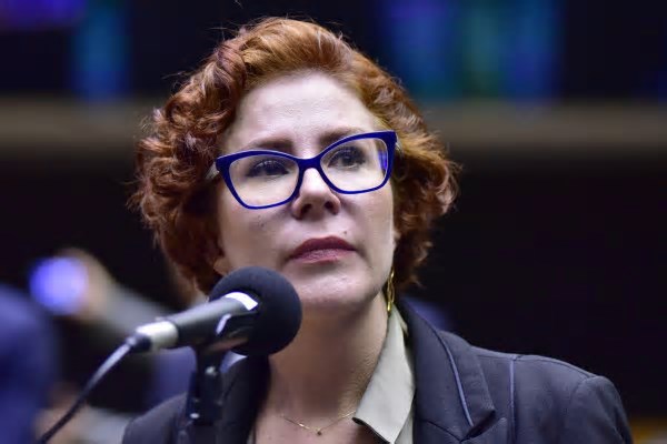 Carla Zambelli é condenada a pagar multa por pedir adiamento de processo contra rede social X: 