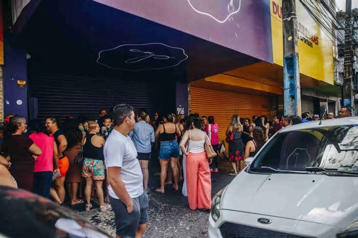 Com pratos a R$ 10, loja de cêramica no Centro de Fortaleza registra filas gigantes neste domingo