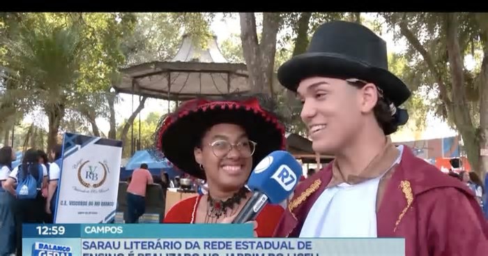 Sarau literário da rede estadual de ensino é realizado no jardim do Liceu, em Campos (RJ)