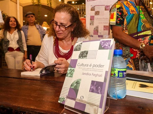 Público baiano prestigia livro “Cultura é Poder” de Jandira Feghali