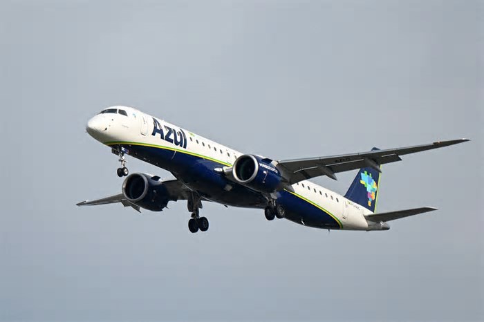 Azul é condenada a indenizar passageira que perdeu sua festa de aniversário devido a voo atrasado