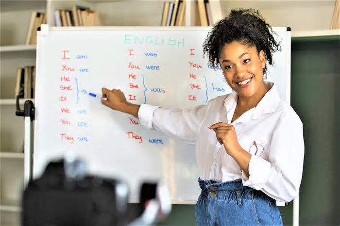 Associação abre 15 mil vagas para curso de inglês gratuito voltado a profissionais negros