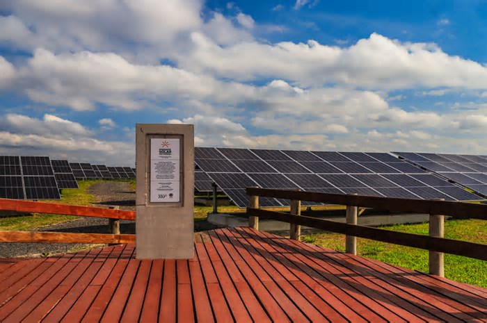 Energia gerada na Pirâmide Solar e em terminais fotovoltaicos abastece 1.682 prédios públicos