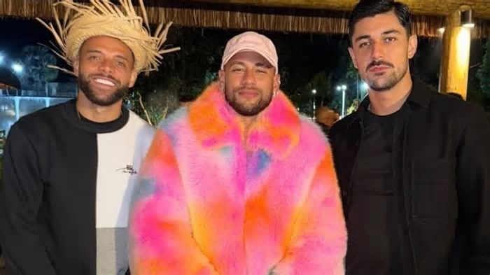 Curtindo férias, Neymar organiza festa junina com torneio de pôquer em mansão