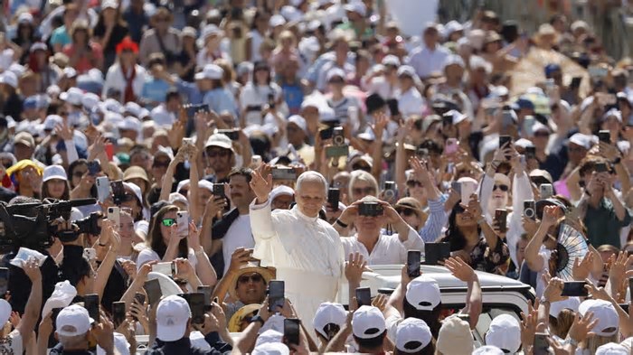 Il Papa arriva in ritardo, 'scusate, più udienze insieme'