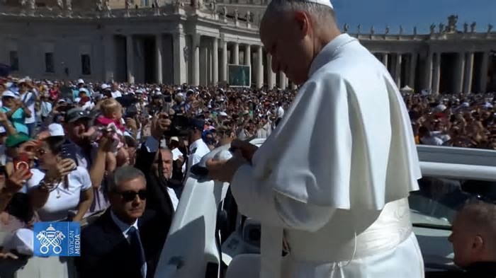 Papa Leone XIV in piazza S.Pietro firma una palla da baseball