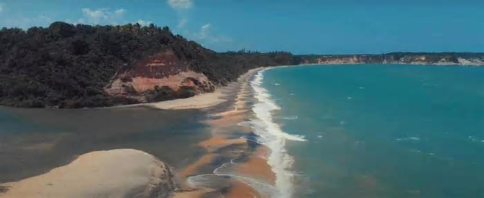 Litoral brasileiro tem praia com argila 'milagrosa' e paisagens deslumbrantes