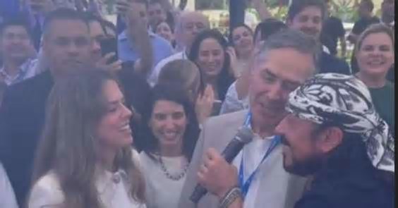 Presidente do STF surpreende e canta com Bell Marques em evento