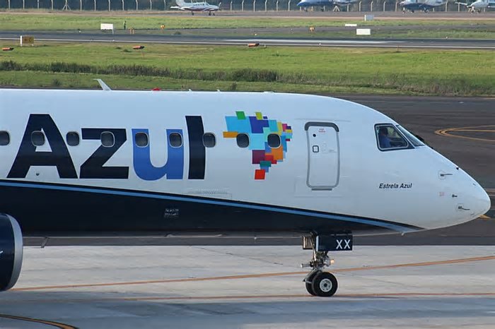 Com apoio do governo, Azul cancela voos nacionais e prioriza exterior