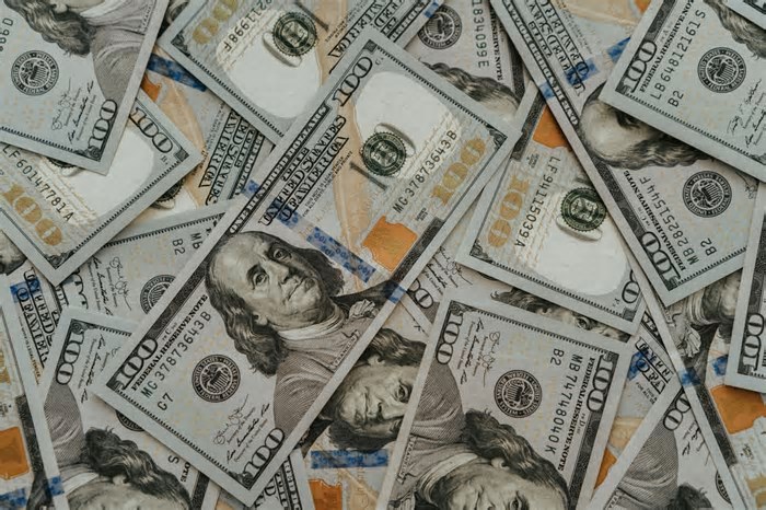 Dólar opera em queda com dados dos EUA no radar do mercado