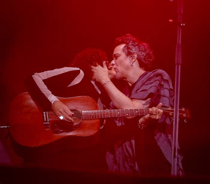 Zélia Duncan e Paulinho Moska trocam beijo em palco do festival João Rock; fotos