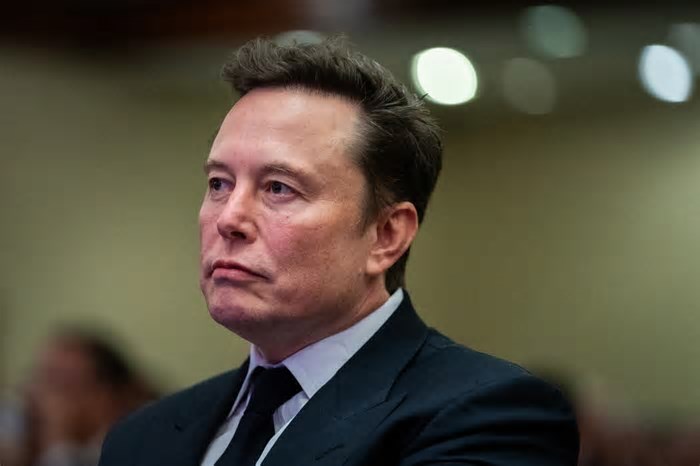 Elon Musk tries to stick to spaceships