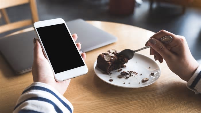 A ciência explica o que está por trás da dificuldade de largar o celular na hora da refeição