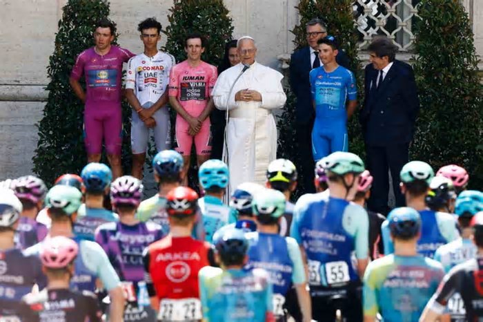 Giro d’Italia in Vaticano: Papa Leone XIV accoglie i ciclisti con una benedizione speciale