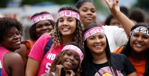 Evangélicos ultrapassaram católicos em 2 estados e em 245 cidades