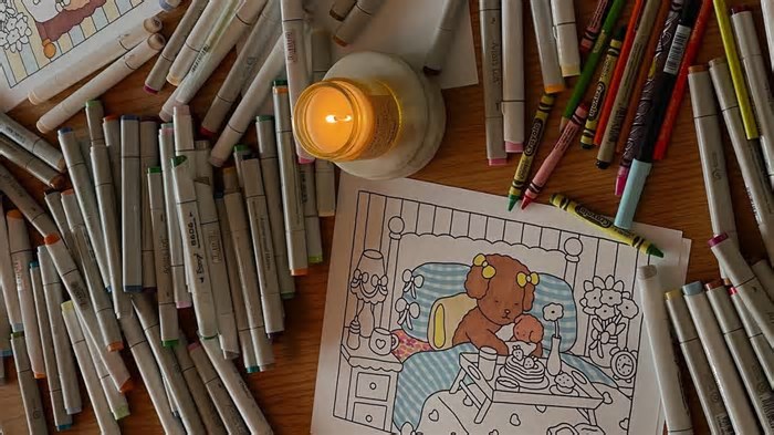 Livros de colorir viram febre na Bienal após explosão de Bobbie Goods nas redes