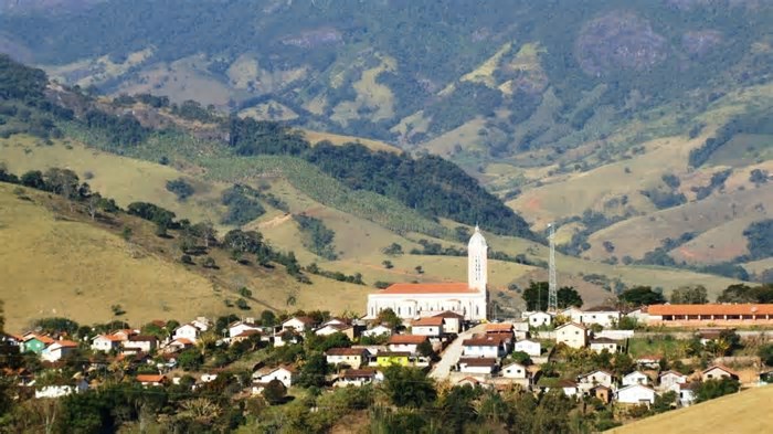 Os segredos de uma pequena cidade mineira que parece uma miragem em meio às serras