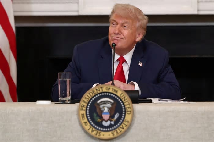 Tarifas sobre automóveis devem aumentar em um futuro 'não tão distante', afirma Trump