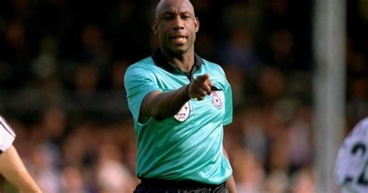 Como futebol inglês reagiu à morte do primeiro árbitro negro da Premier League