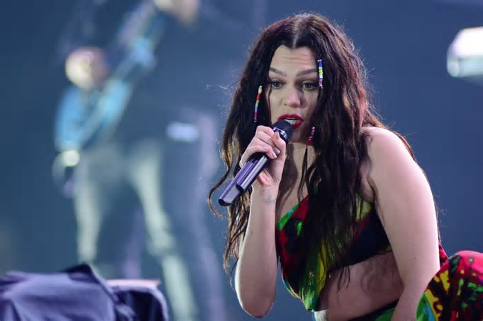 Jessie J revela diagnóstico de câncer de mama e afastamento dos palcos; show no 'The Town' está mantido, diz festival