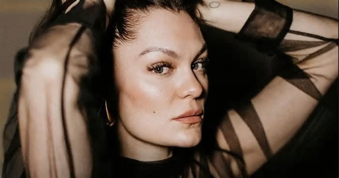 Jessie J anuncia câncer de mama mas confirma show no The Town