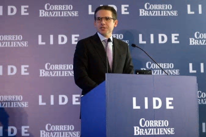 Hugo Motta defende corte de gastos e reforma administrativa