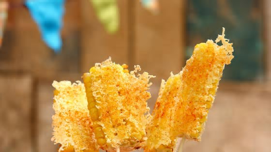 Feira Junina anima feriado com comidas típicas e atrações culturais na Av. JK