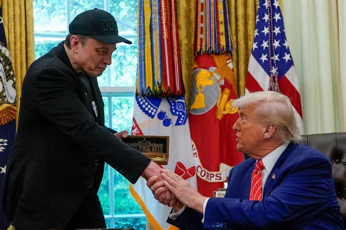 Trump diz que Musk está irritado porque seu governo acabou com o 'mandato do carro elétrico'
