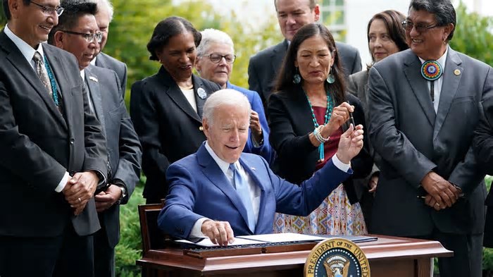 Trump lança uma investigação sobre a presidência de Biden nos EUA, no meio de alegações de declínio cognitivo