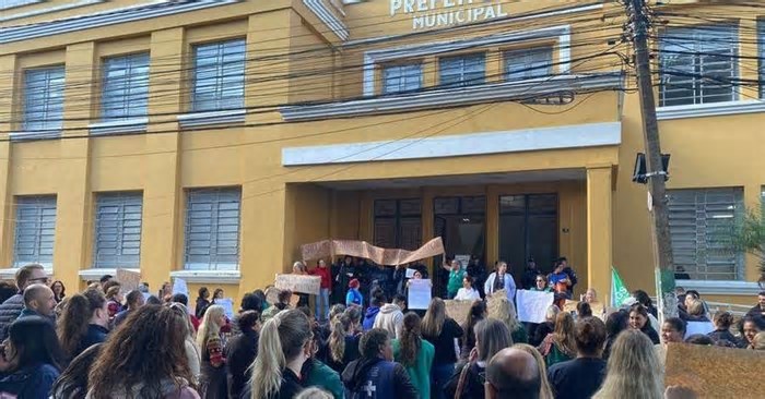 Profissionais fazem protesto contra a extinção da Fundação Municipal de Saúde de Canoas