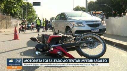 Motorista baleado ao tentar impedir assalto a motociclista está internado; estado de saúde é grave